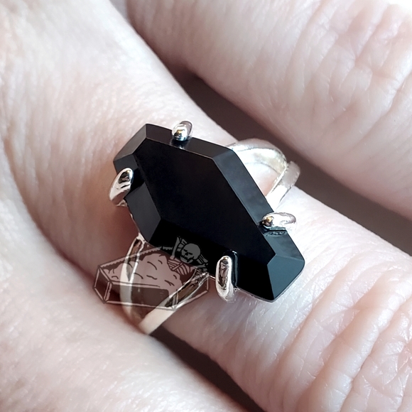 Poshmark won't let me delete this? 🫤 - Picture 1 of 12